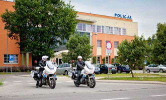 Martwy policjant znaleziony na klatce schodowej przy ul.Małkowskich w Tomaszowie Martwy policjant znaleziony na klatce schodowej przy ul.Małkowskich w Tomaszowie