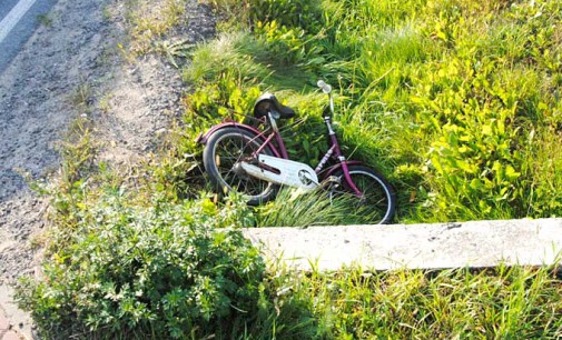 Zaborów. 9 latka wjechała rowerem pod Daewoo