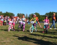 Wyścigi rowerowe dla dzieci i młodzieży na pikniku Lokalni Niebanalni