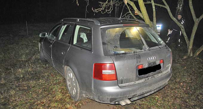 „Zaparkował” w rowie i próbował uciekać. Był pijany