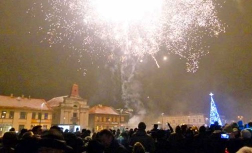 Setki tomaszowian przywitało Nowy 2015 Rok na placu Kościuszki