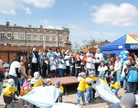 Happening na Placu Kościuszki z okazji Światowego Miesiąca Wiedzy na Temat Autyzmu