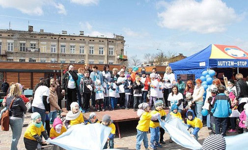 Happening na Placu Kościuszki z okazji Światowego Miesiąca Wiedzy na Temat Autyzmu