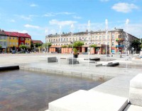 Kąpiel w fontannie grozi chorobą i mandatem (WIDEO)