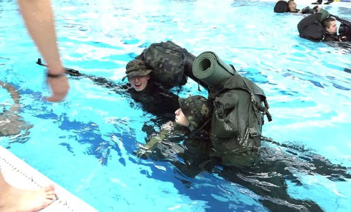 Tomaszowscy strzelcy na szkoleniu z zakresu technik przeżycia w wodzie