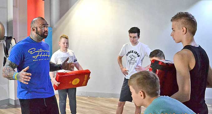 „Różal” znany polski zawodnik MMA trenował w Tomaszowie młodych adeptów sztuki walki