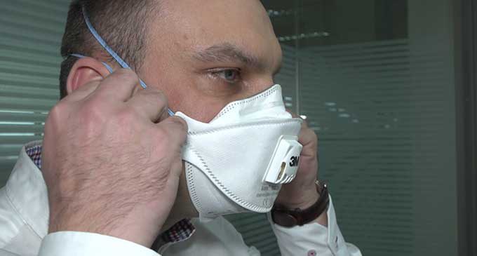 Maski chronią przed smogiem. Jak ich właściwie używać? (WIDEO)
