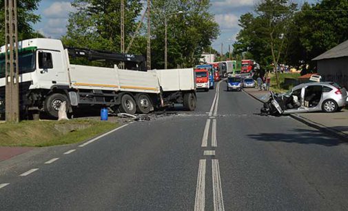 Poważny wypadek w Zaborowie. 85-latek doprowadził do zderzenia z ciężarówką