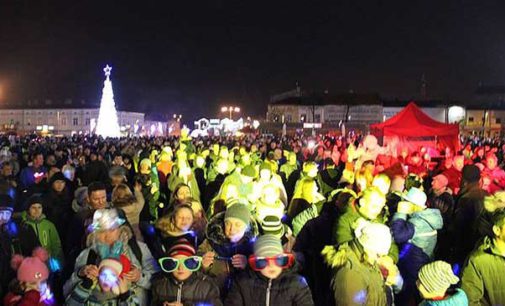 Tomaszowianie powitali Nowy Rok. Na placu Kościuszki bawiło się kilka tysięcy osób