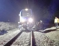 Tragiczny wypadek na przejeździe kolejowym w Ciebłowicach Dużych. Dwie osoby nie żyją