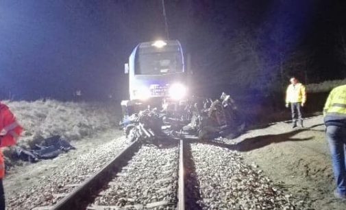 Tragiczny wypadek na przejeździe kolejowym w Ciebłowicach Dużych. Dwie osoby nie żyją