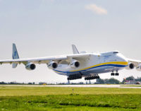 Największy transportowy samolot świata przywiózł do Polski środki do walki z koronawirusem (WIDEO)