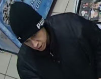 Policja szuka oszusta. Rozpoznajesz tę osobę?