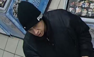Policja szuka oszusta. Rozpoznajesz tę osobę? Policja szuka oszusta. Rozpoznajesz tę osobę?