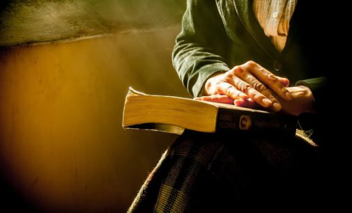 Osoby starsze mogą wypożyczyć książkę z biblioteki nie wychodząc z domu