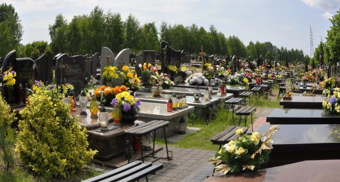 Organizacja pogrzebów na cmentarzu komunalnym przy ulicy Dąbrowskiej – ważna informacja