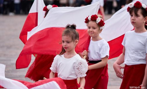 Dzień Flagi Rzeczypospolitej Polskiej w Tomaszowie (ZDJĘCIA)